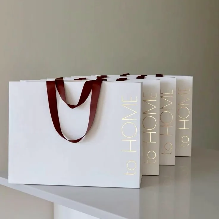 Custom Luxury Beautiful Cardboard Paper Gift Boxes with Wide Bottom Ribbon and Magnetic Closure for Shopping Paper Bags